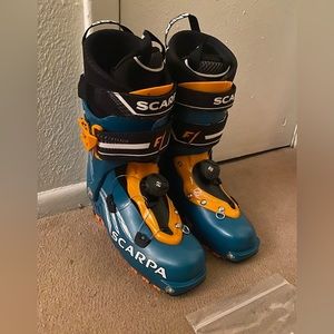 BRAND NEW Scarpa Ski boots size 26.5